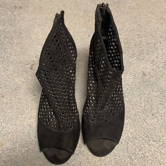 Metaphor Shoes - Black peep hole heels